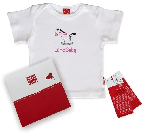 Baby-T-Shirt weiß, rosa Druck LüneBaby als Babygeschenk verpackt