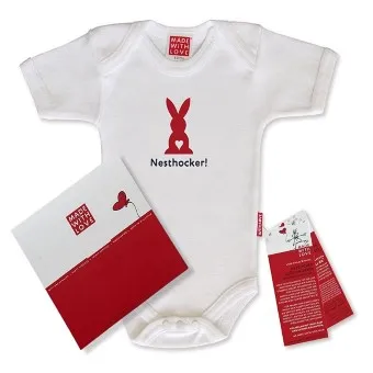 Baby Ostern mit Osterhase: Baby Body Nesthocker mit Osterhasi-Druck, inklusive Geschenkverpackung