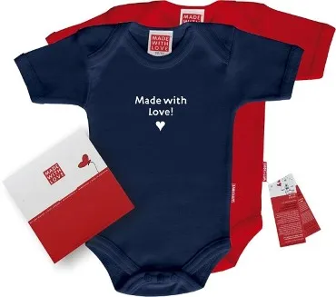 Roter oder blauer Body: "Made with love!", inklusive Geschenkverpackung