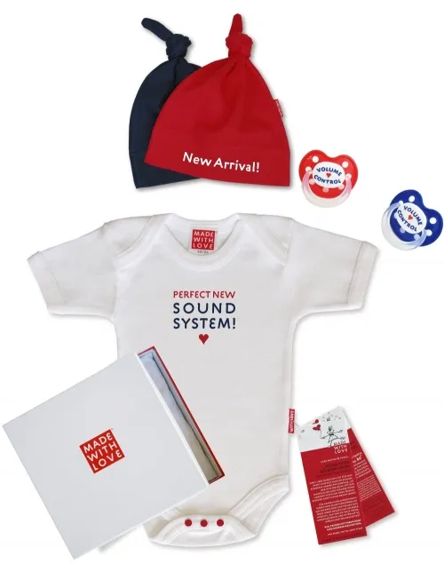 Geschenk zur Geburt Jungen und Mädchen Sound System Baby Body Babymütze und Schnuller - im Geschenkkarton