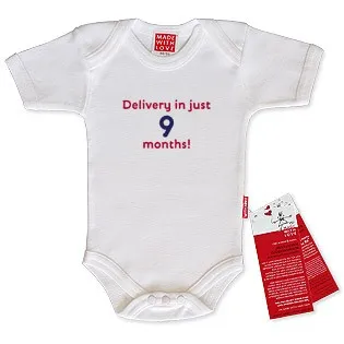 Body Baby weiß, "Delivery in just 9 months!", inklusive Geschenkverpackung