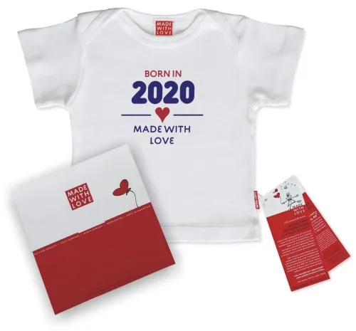 Geburtsgeschenke: Baby Shirt weiß Born in 2020 auch als Baby Longsleeve, im Geschenkkarton