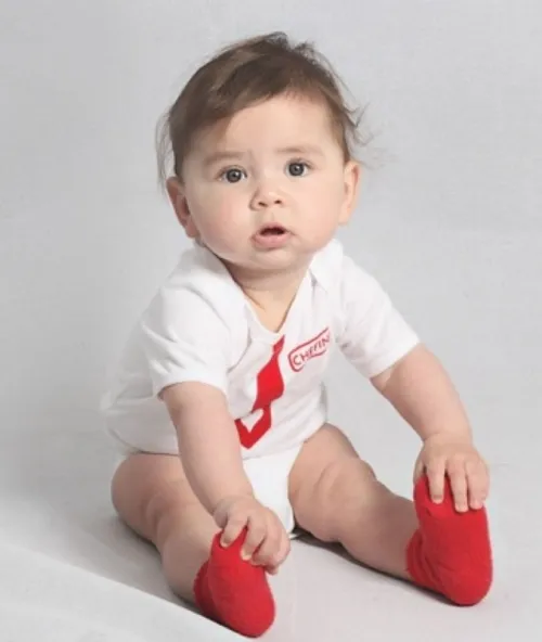Babygeschenke Geschenk zur Geburt Mädchen Chefin - Erstausstattung Mädchen - Babybody Babymütze Babysocken Farbe rot, in Geschenkschachtel