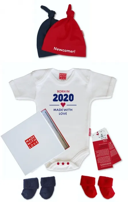 Geschenk zur Geburt Born in 2020 - Baby Body, Newcomer Babymütze und Babysocken in rot und blau im Geschenkkarton