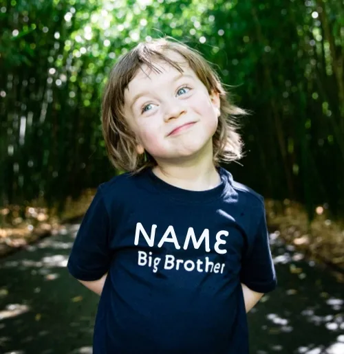 Big Brother Kindershirt mit Namen, blau oder rot, inklusive Geschenkschachtel