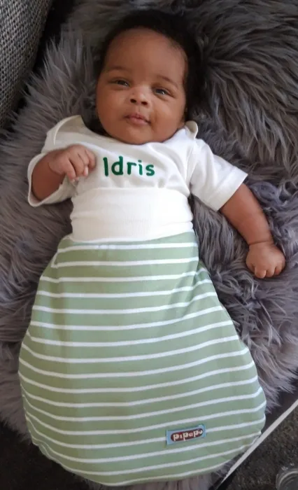 Personalisierte Geschenke Baby Strampelsack grün naturweiss und Babybody mit Namen in naturweiss - Geschenk für Neugeborene im Organzabeutel