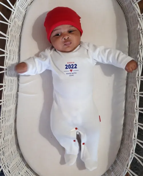 Baby Geschenkset Born in 2022, Strampler Größe 50 56 mit Babymütze in rot oder blau, im Geschenkkarton