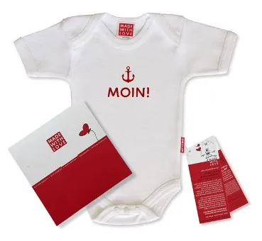 Body Baby weiß, "Moin!" rot, inklusive Geschenkverpackung