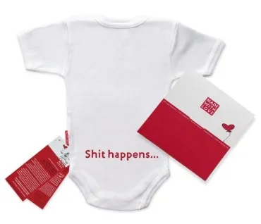Body Baby weiß, "Shit happens... (Druck am Po!)", inklusive Geschenkverpackung