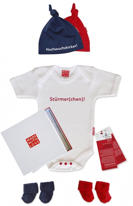 Preview: Geschenk für Fußballfans: Stürmer (chen) Body mit Nachwuchskicker Mütze & Söckchen, inklusive Geschenkverpackung