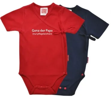 Roter oder blauer Wickelbody: "Ganz der Papa (nur pflegeleichter)!", inklusive Geschenkverpackung
