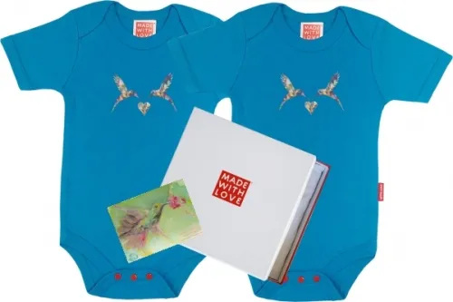 Geschenke zur Geburt Zwillinge - 2 Babybody Kolibri Farbe türkis - in Geschenkschachtel, mit Kunstkarte!