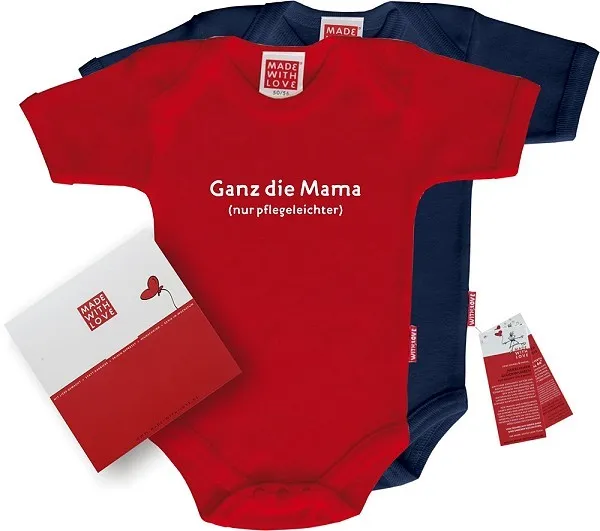 Roter oder blauer Body: "Ganz die Mama (nur pflegeleichter)", inklusive Geschenkverpackung