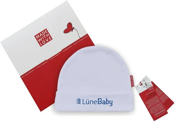 Weiße Umschlagmütze, blauer Druck: "LüneBaby!", Geschenkverpackung optional