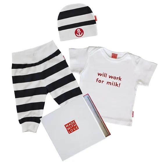 Geschenk zur Geburt Ringel Babyoutfit - mit Baby T Shirt weiss, Babyhose und Babymütze - Baby maritim im Geschenkkarton