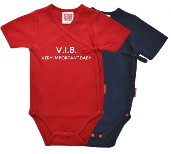 Roter oder blauer Wickelbody: "VERY IMPORTANT BABY!", inklusive Geschenkverpackung