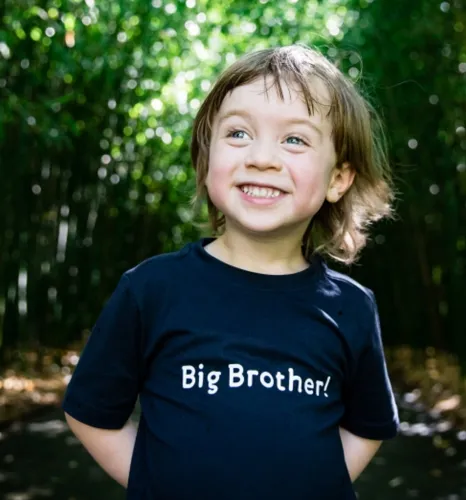 Big Brother Kids Shirt, Kinder-T-Shirt in blau oder rot, in Geschenkschachtel
