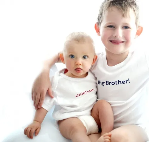 2 St. Geschwister Shirts Big Brother Little Sister - Geschwister T-Shirt 2 Stück in weiß, inklusive Geschenkschachtel